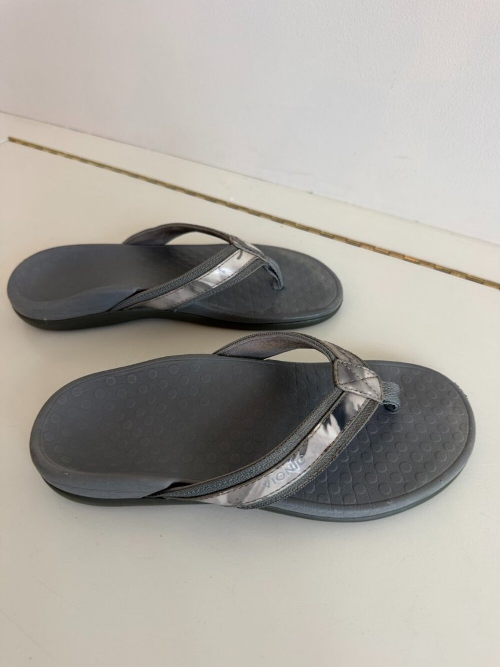 Vionic Tide II Metallic Silver Gray Toe Post Sandals Women’s Size 5